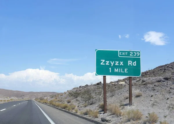 Señal Carretera Con Dirección Salida Distancia Zzyzx Road Largo Carretera — Foto de Stock