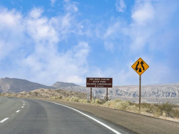 Wegweiser Zum Red Rock Canyon State Park Und Ricardo Campground — Stockfoto