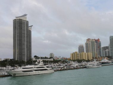 Miami, Florida- Aralık 2018: Yatlar Biscayne Körfezi 'ne demirli tekneler ve arka planda yüksek binalar.