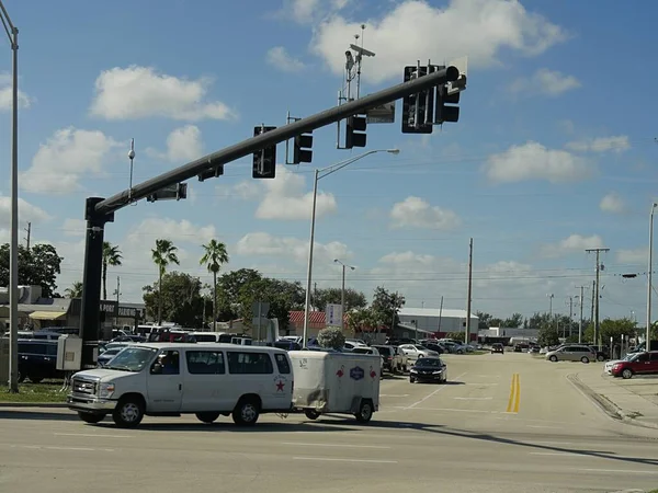 マイアミ フロリダ州 12月2018 トレーラーを引く車両は交通信号との交差点で曲がります — ストック写真
