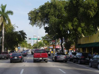 Miami, Florida- Aralık 2018: Miami 'de üç şeritli, tek yönlü bir yol üzerinde trafik binası.