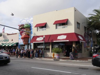 Miami, Florida- Aralık 2018: Miami 'de Little Havana' da karşıdan karşıya geçmek için bekleyen insanlarla sokak manzarası.
