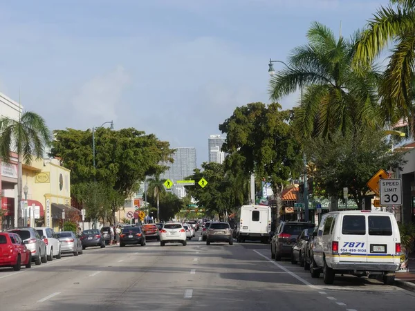 Miami Florida Diciembre 2018 Vehículos Estacionados Ambos Lados Con Tráfico — Foto de Stock