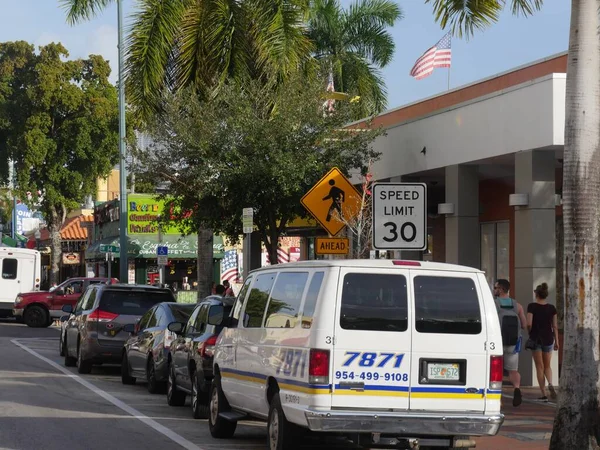 Miami Florida Diciembre 2018 Vista Calle Con Autos Estacionados Acera — Foto de Stock
