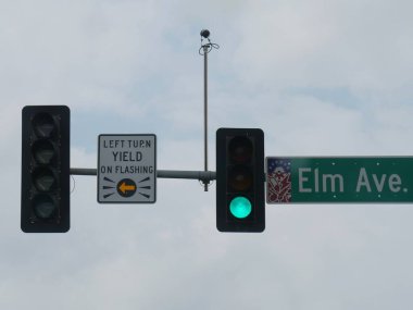 Trafik ışıklarının ve sokak tabelasının kırpılmış görüntüsü