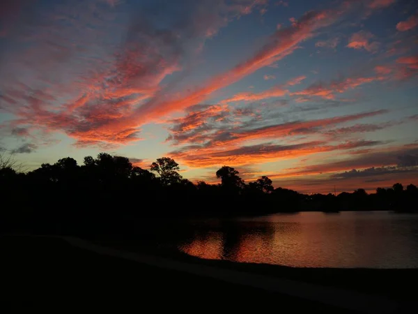 Hermoso Amanecer Estalla Los Cielos Proyectando Reflejos Lago — Foto de Stock