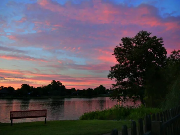 Lever Soleil Lac Avec Banc Acier Rouge Face Eau — Photo