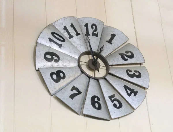 Χειροποίητο Αναλογικό Ρολόι Τοίχου Από Κασσίτερο — Φωτογραφία Αρχείου