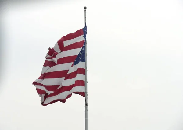 Σημαία Ηνωμένων Πολιτειών Κρέμεται Από Ένα Κοντάρι Λευκό Φόντο — Φωτογραφία Αρχείου