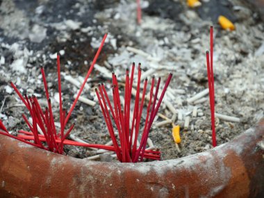 Kavanozda yanan kırmızı tütsü mumları, yakın.