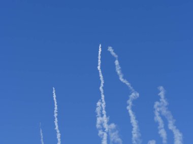 Havai fişek gösterisinden yükselen duman dalgaları