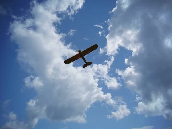 Airplane Flying Beautiful Blue Skies Gorgeous Clouds — Stock Photo, Image