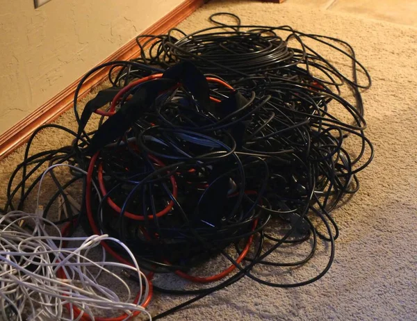 Angulo Alambres Cables Surtidos Piso Alfombrado — Foto de Stock