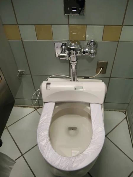 Modern Toalett Skål Med Plast Sits Skydd Airpor — Stockfoto