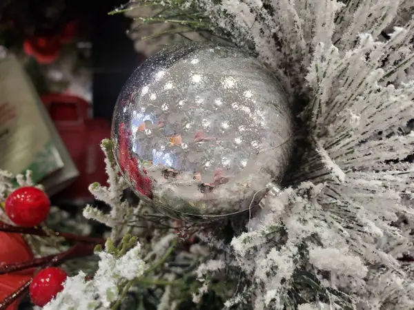 Κοντινό Πλάνο Του Μια Λαμπερή Ασημένια Μπάλα Διακόσμηση Για Χριστούγεννα — Φωτογραφία Αρχείου