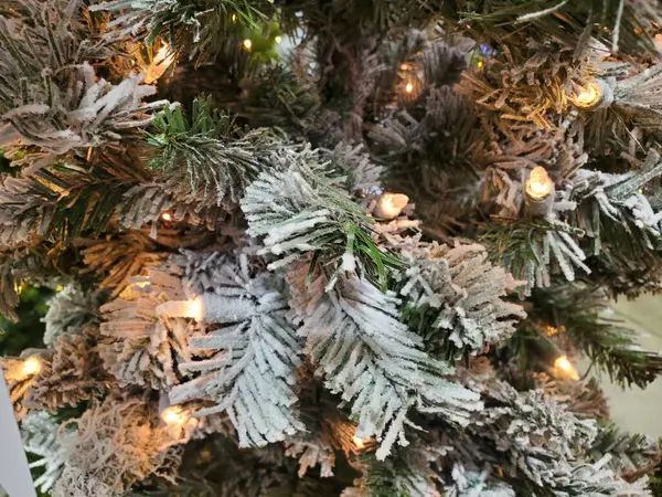 Κοντινό Πλάνο Ενός Πεύκου Χριστουγεννιάτικου Δέντρου Διακοσμήσεις — Φωτογραφία Αρχείου