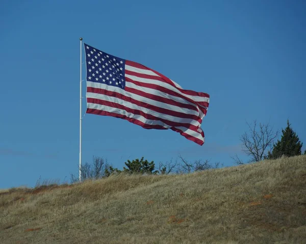 Vlajka Spojených Států Amerických Vztyčená Vrcholu Kopce — Stock fotografie