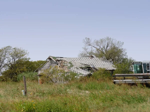 Maison Abandonnée Délabrée Entourée Épais Buissons Herbe — Photo