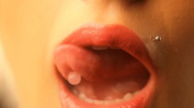 dudağını ısırma kız