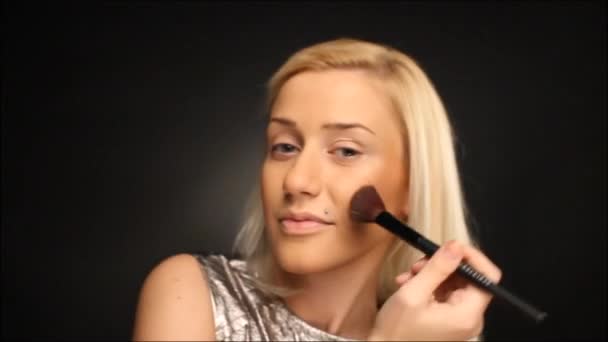 Vacker flicka tillämpar make-up pulver med borste — Stockvideo