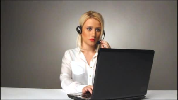 Call center flicka talar på headsetet — Stockvideo