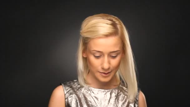 Blonde fille appliquant maquillage avec brosse — Video