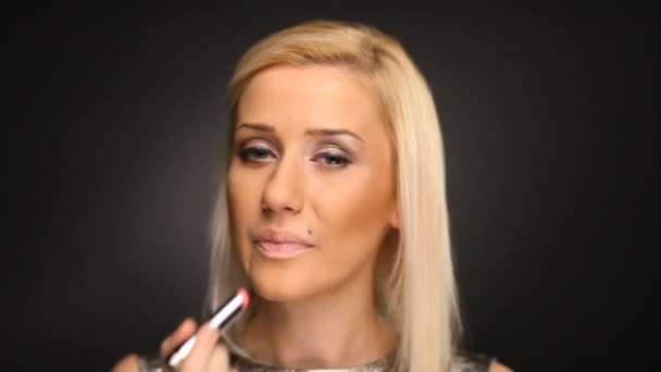Ler blond modell att sätta på läppstift — Stockvideo