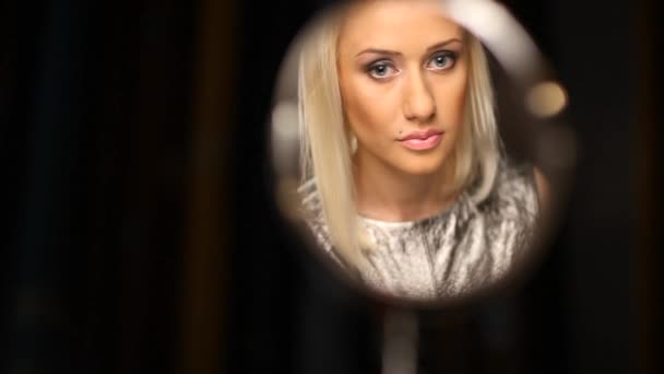 Menina loira bonita colocando em rímel no espelho — Vídeo de Stock