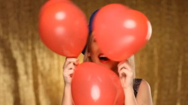 mavi şapka ve kırmızı balon ile kız