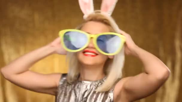 Fille avec des lunettes surdimensionnées et des oreilles de lapin danse — Video