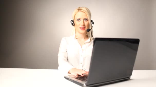 Callcenter-Mädchen tippen und reden — Stockvideo