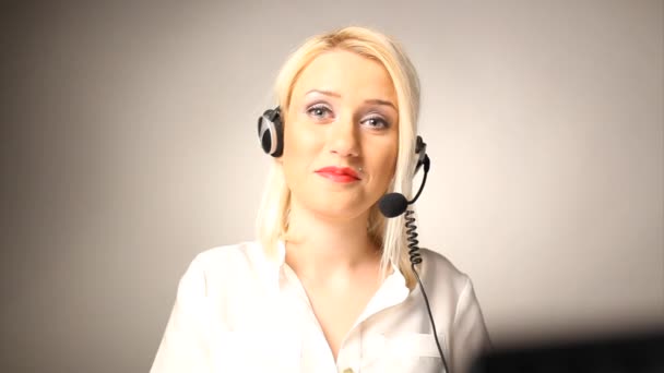 Call-центр дівчина розмовляє — стокове відео