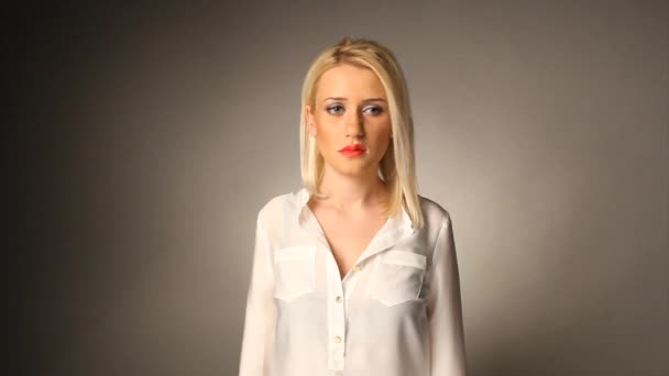 Jolie fille en chemise blanche faisant des visages stupides — Video