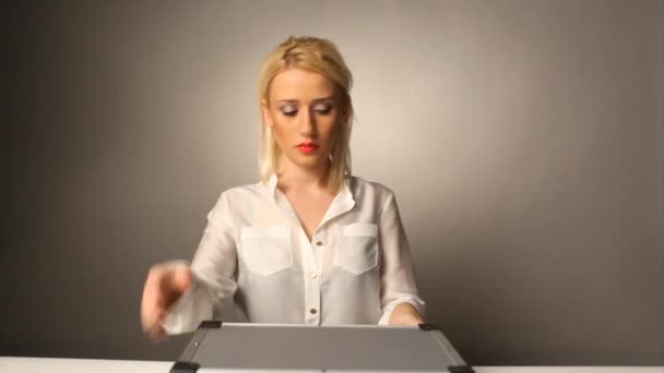 Красивая девушка открывает металлический чемодан — стоковое видео
