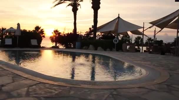 Zwembad van het hotel bij zonsondergang — Stockvideo