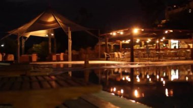 Geceleri otel havuz