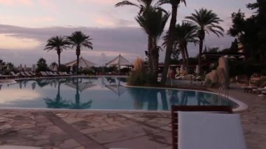 lüks otel havuzu gün batımında