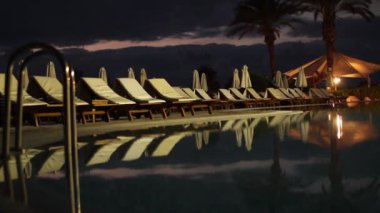 Harika, aydınlık otel havuzu gece