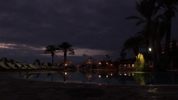 在晚上的美妙的酒店游泳池 — 图库视频影像