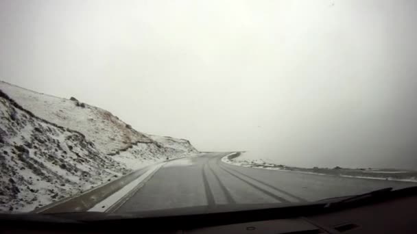 Nevado camino de montaña — Vídeos de Stock