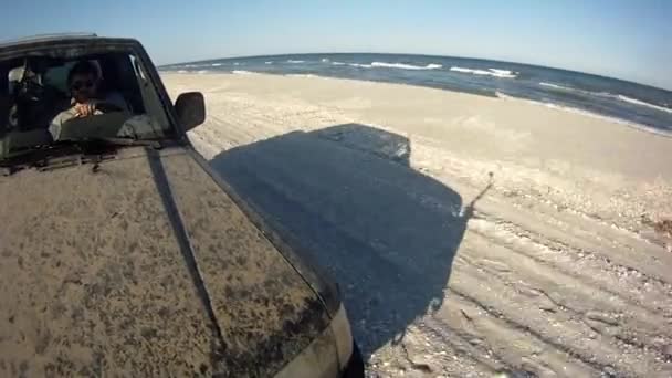 Fahrt am verschneiten Strand entlang — Stockvideo