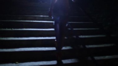 Geceleyin Merdiven tırmanma kız