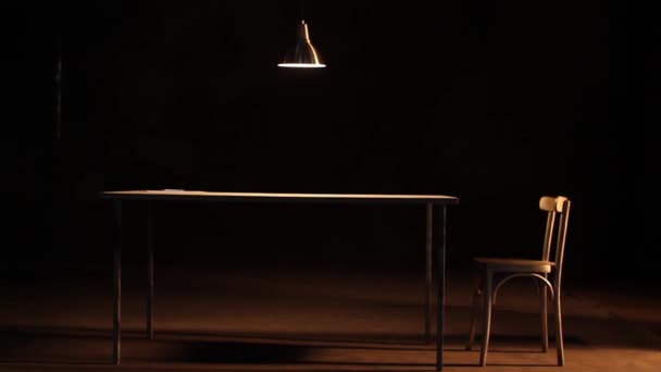 Lâmpada pendurada sobre a mesa — Vídeo de Stock