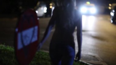 Geçen kız mı? Hiçbir giriş var mı? işareti