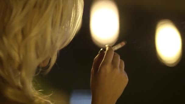 Gros plan sur la fille qui fume — Video