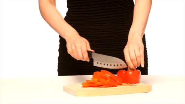 Fille hacher poivron rouge — Video