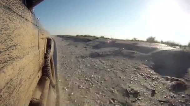 Conduite hors route dans le sable sur la plage — Video