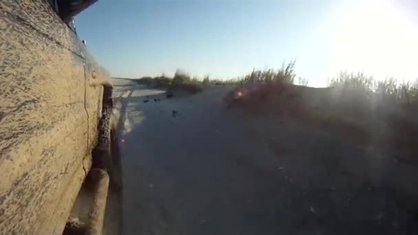 Conducción todoterreno en la playa — Vídeo de stock