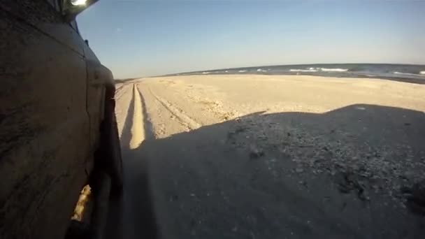 La conducción todoterreno en la arena en la playa — Vídeos de Stock