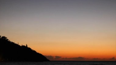 gün batımında sahilde şehir